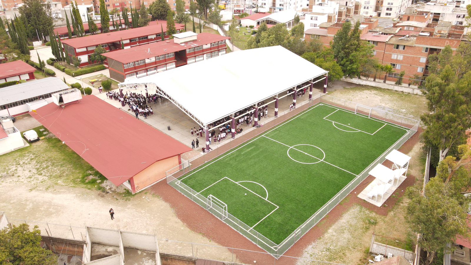 Entrega alcalde de Apetatitlán, Ángelo Gutiérrez, cancha de fútbol rápido a Técnica 28